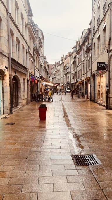 Studio Renove Avec Patio, Coeur Du Centre Ville Besançon Exteriér fotografie